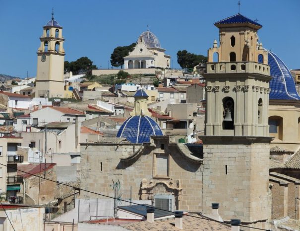 Ciudad ermita a lo lejos